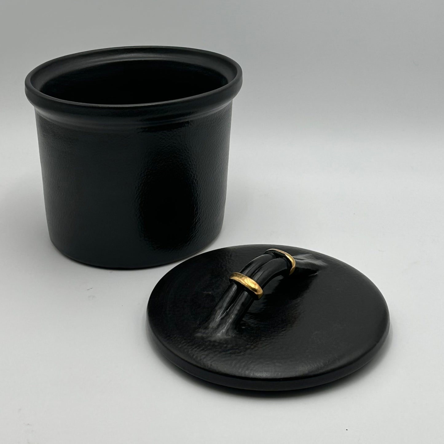 Mayra Deep Serving Pot with Lid